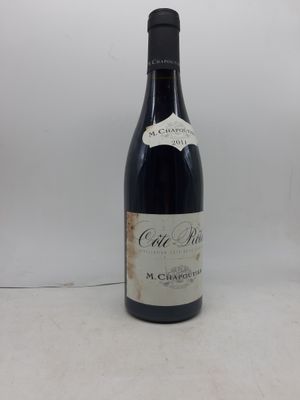 une bouteille de vin posée sur une table