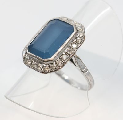 Bague en argent centrée d'une aigue marine laiteuse (13 x 10…