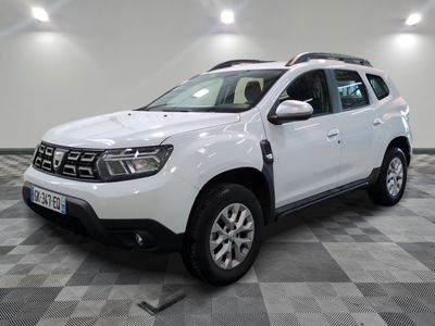 la dacia blanche est garée sur un carrelage à carreaux