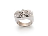 un gros plan d'une bague en argent sertie de diamants
