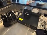 une machine posée sur le comptoir d'un restaurant