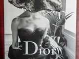 un livre sur lequel figure la photo en noir et blanc d'une femme en robe