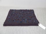 écharpe marron ornée de fleurs bleues sur fond blanc