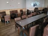 des tables et des chaises dans un restaurant équipé d'une longue table et de chaises en cuir marron