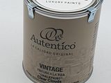 une image représentant un pot de peinture posé sur une surface blanche