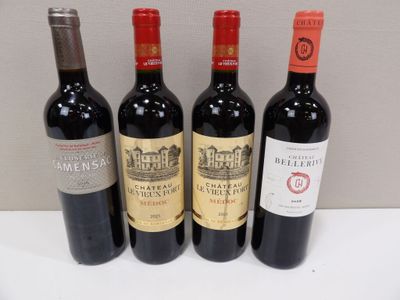trois bouteilles de vin sont alignées sur une table