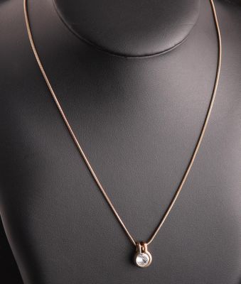 Collier maille cordon en métal doré, retenant un pendentif serti d'une