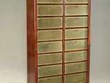 une grande armoire en bois comportant de nombreux tiroirs et portes