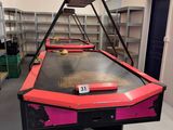 une table de billard sur laquelle figure un chiffre, dans une pièce