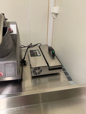 une machine posée sur une table dans une cuisine