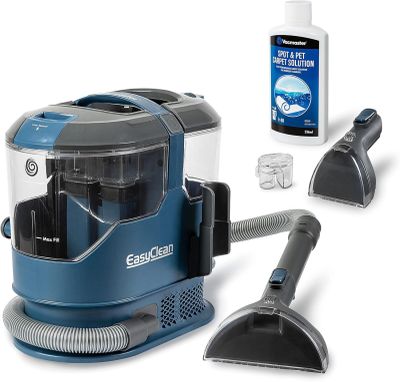 une image représentant un aspirateur bleu et des produits d'entretien sur fond blanc