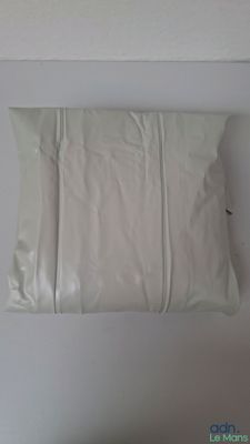 un oreiller blanc accroché au mur