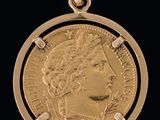 gros plan d'une pièce d'or portant un visage de femme