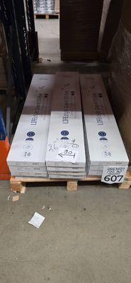 une palette remplie de cartons, dans un entrepôt