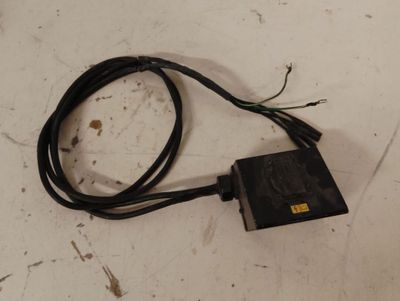 un câble noir relié à un petit appareil