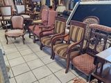 beaucoup de chaises et de tables dans une pièce avec beaucoup de meubles
