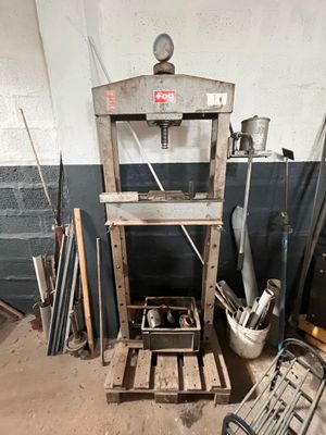 une machine placée au milieu d'une pièce