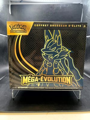 gros plan d'une boîte de cartes pokemon sur une table