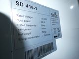 une étiquette au dos d'un réfrigérateur portant la mention « sd 416 - 1 »