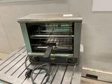 une photo d'un four grille-pain posé sur une table