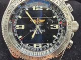 une montre exposée dans une vitrine