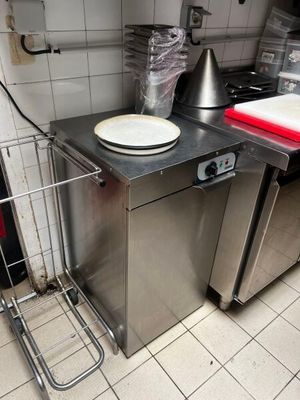 une cuisine équipée d'une cuisinière, d'un évier et d'un lave-vaisselle