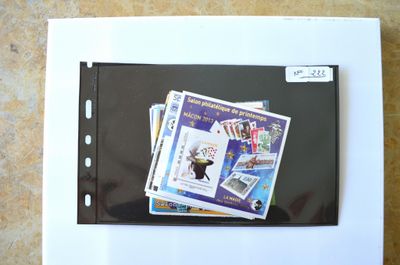 un classeur posé sur une table, avec des magazines par-dessus