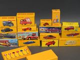 un grand nombre de petites voitures posées sur une table