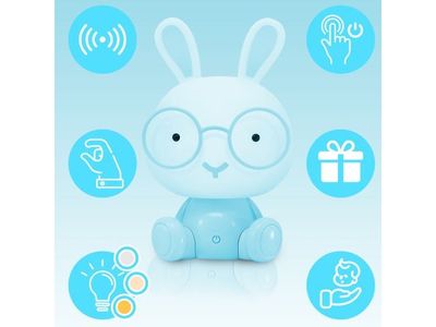 un lapin bleu à lunettes assis sur une table