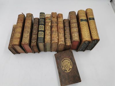 plusieurs vieux livres posés les uns sur les autres sur une table