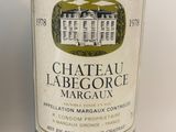 une bouteille de vin posée sur une table