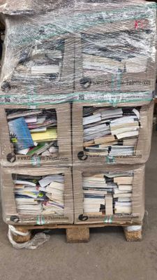 une palette remplie de livres posée sur une autre palette
