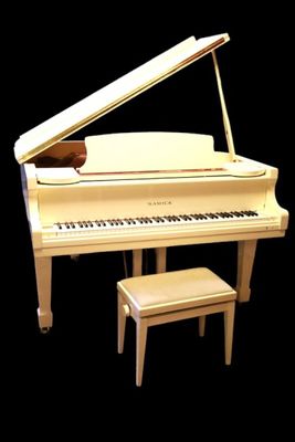 un piano blanc et un tabouret devant un fond noir