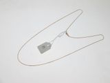 gros plan d'un collier auquel est attachée une étiquette