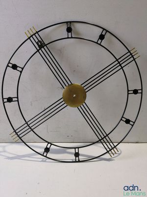 une horloge posée sur une table