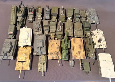 de nombreux types de véhicules militaires différents sur une table