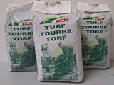 trois sacs de riz posés les uns à côté des autres sur une table
