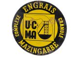 l'image d'un bouton jaune et noir portant les lettres « u c m a » et l'image d'une grue