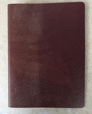 un livre brun posé sur une table blanche