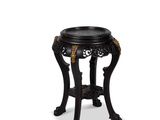 une image représentant une petite table noire avec un plateau en bois