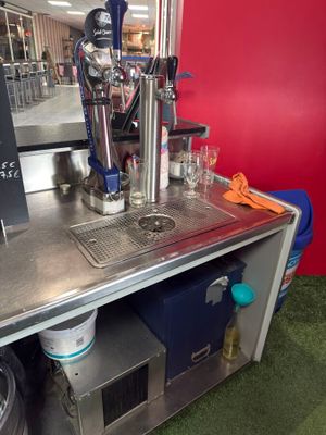 une machine posée sur une table