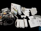 tout un tas d'appareils électroniques posés sur une table