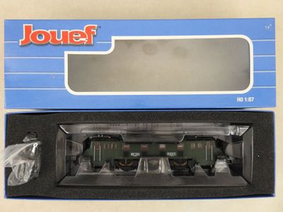 une boîte contenant un petit train, posée sur une table
