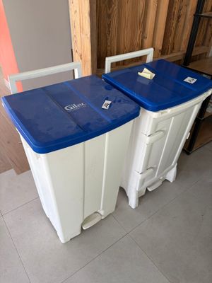deux poubelles bleues et blanches placées l'une à côté de l'autre