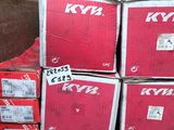 Plusieurs cartons sont empilés les uns sur les autres par terre.