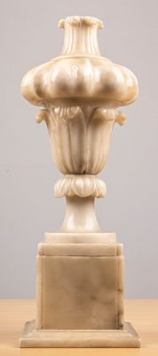 Vase en albâtre formant lampe.