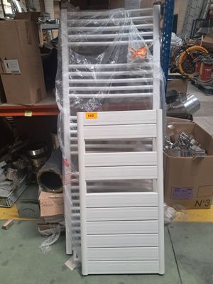 une pile de cartons et une échelle dans un entrepôt