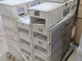 de nombreuses boîtes empilées dans une pièce