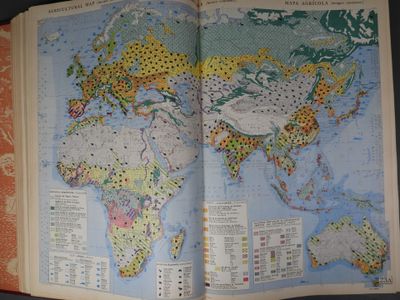 un livre ouvert sur lequel figure une carte du monde