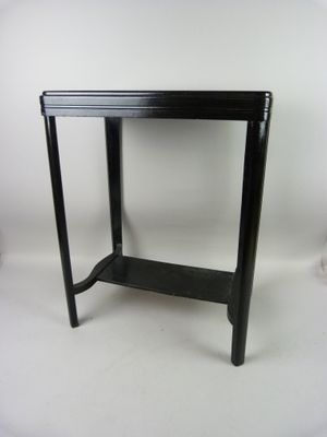 une image représentant une petite table sur laquelle se trouve une étagère